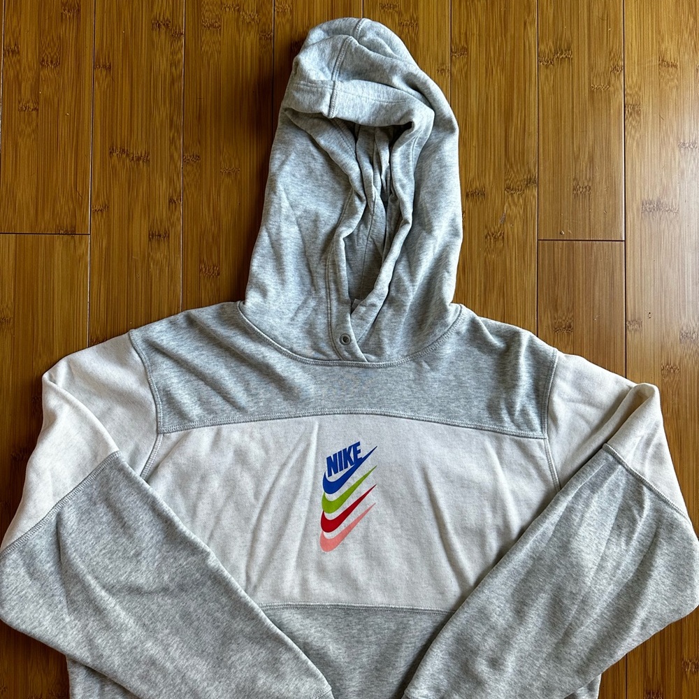 💜 Nike Gray and Cream Sweater